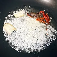 3:Sauté garlic, chilies, and Sichuan peppercorns