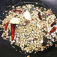3:Sauté garlic, chilies, and Sichuan peppercorns