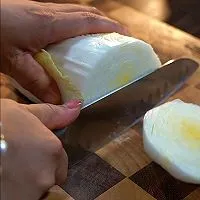 1:Trim the core and slice the leaves thin
