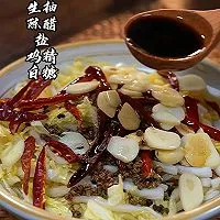 4:Toss the cabbage with hot oil dressing
