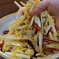 4:Toss the cabbage with hot oil dressing