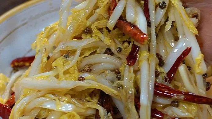 Spicy Vinegar Cabbage Salad Recipe（凉拌白菜）
