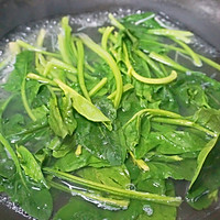3:Blanch spinach to remove bitterness and oxalates